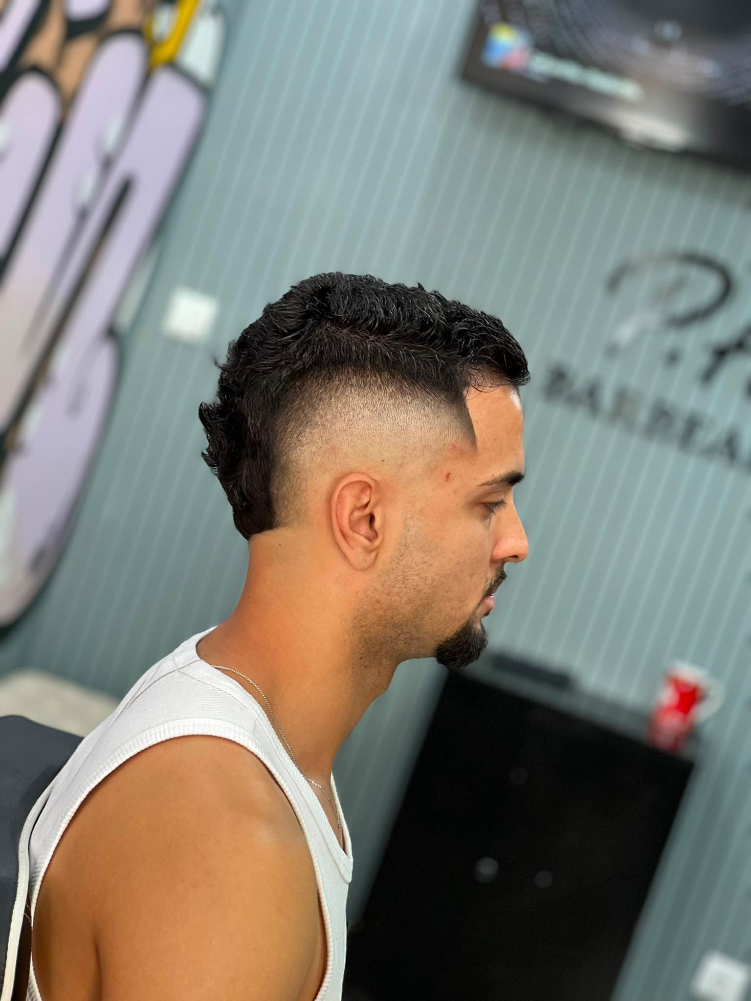 Corte de cabelo com desenho e fade baixo