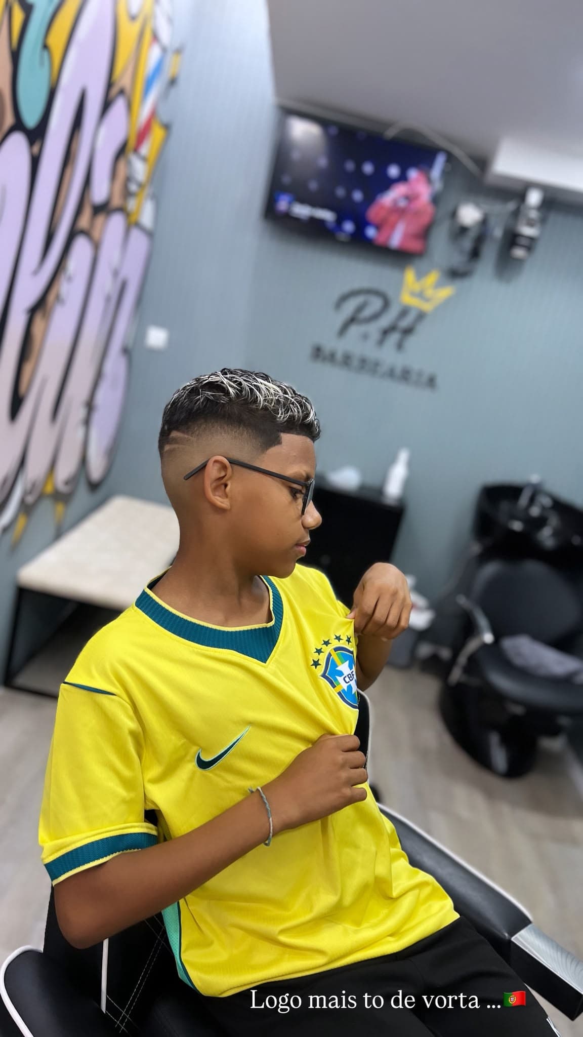 Cliente na cadeira da barbearia